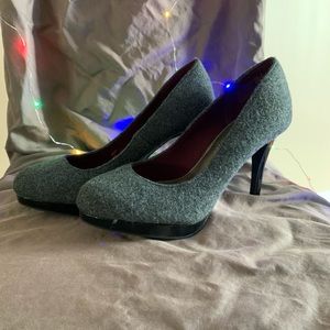 Grey fall pumps